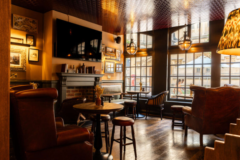 Snug area at the front of Hort's with TV